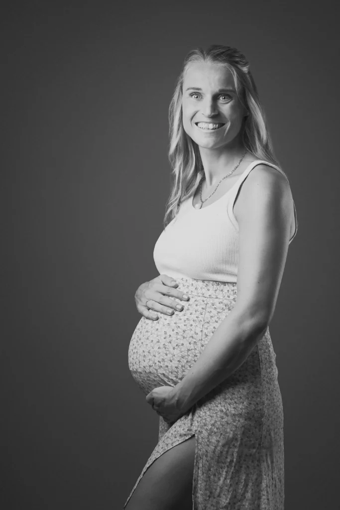 sort og hvid billede af gravid kvinde