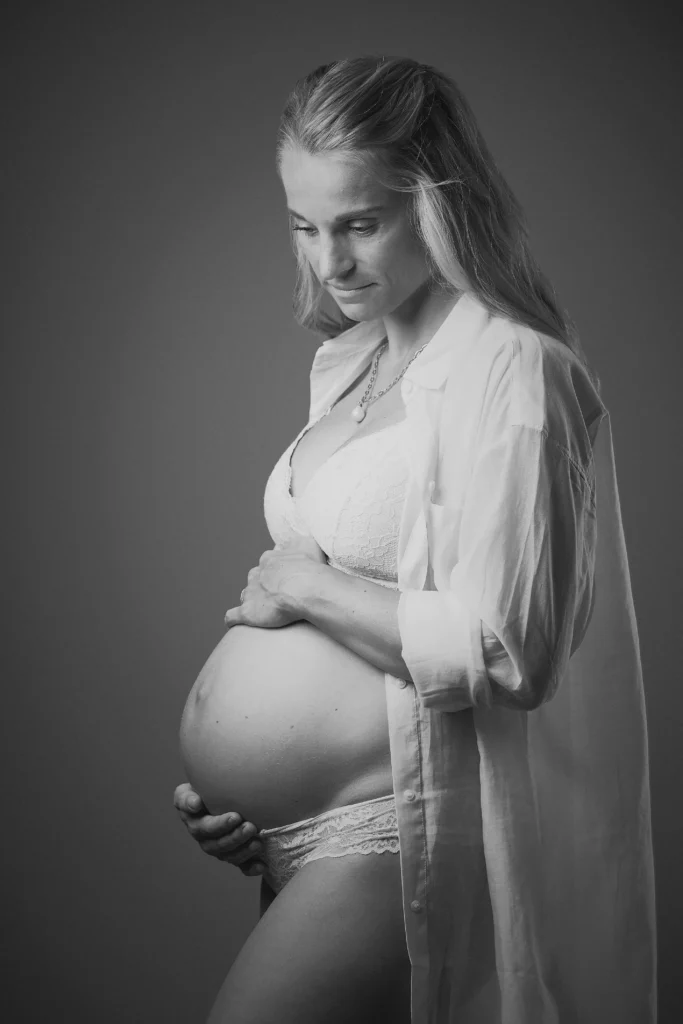 sort og hvid billede af gravid kvinde