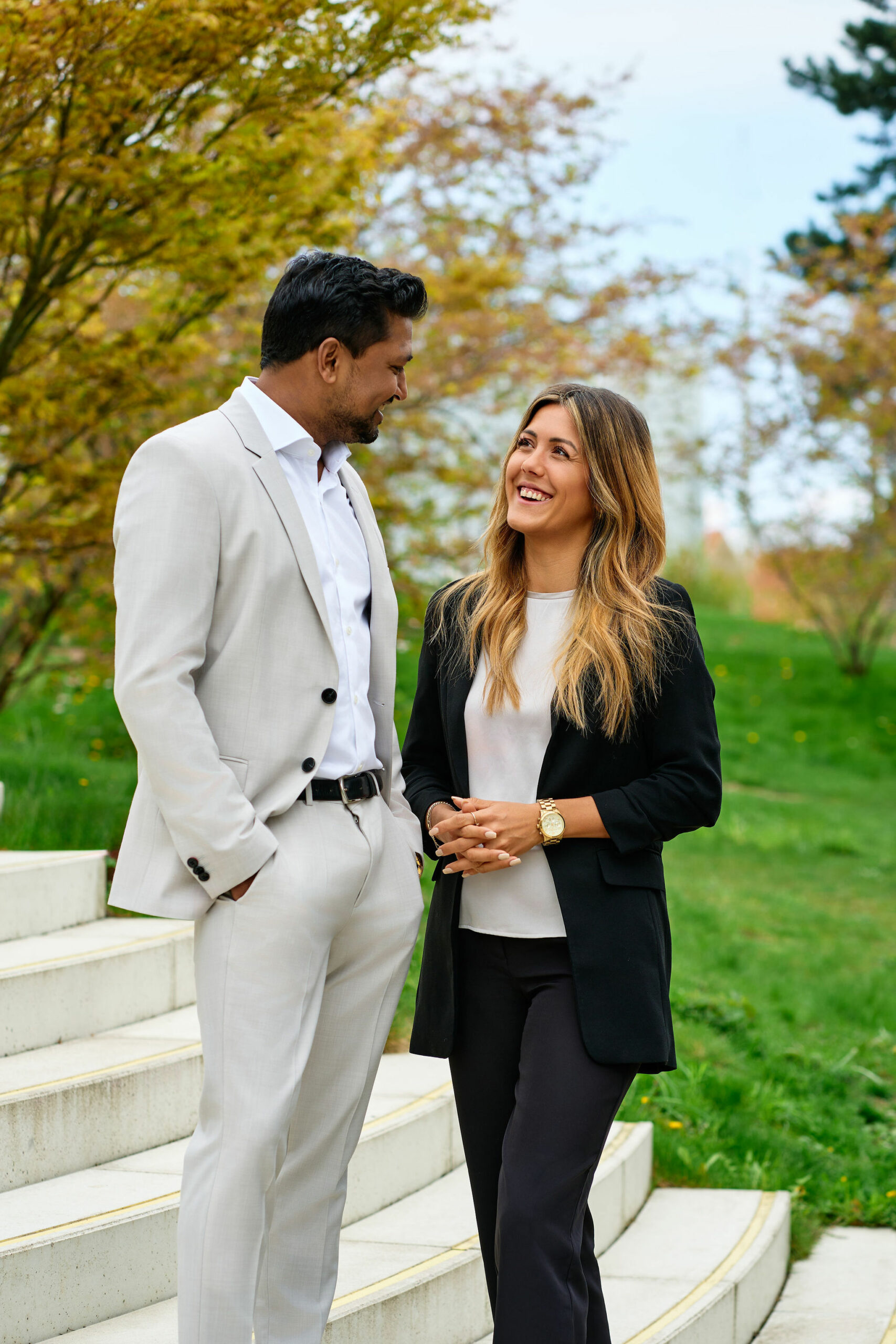 Portrætter af to kolleger, der taler med hinanden, og begge er ejendomsmæglere