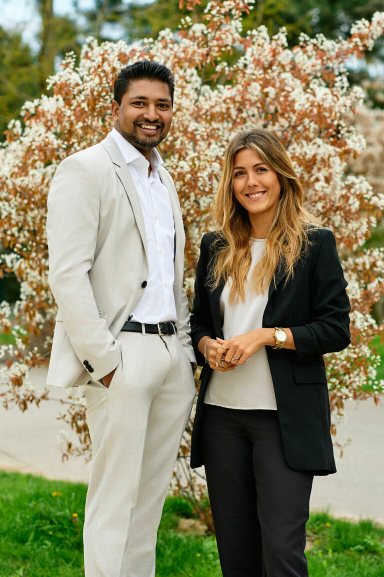 Portrætter af to kolleger, der arbejder som ejendomsmæglere