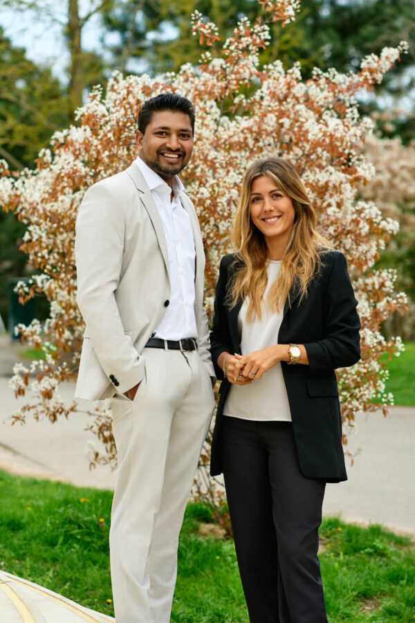 Portrætter af to kolleger, der arbejder som ejendomsmæglere