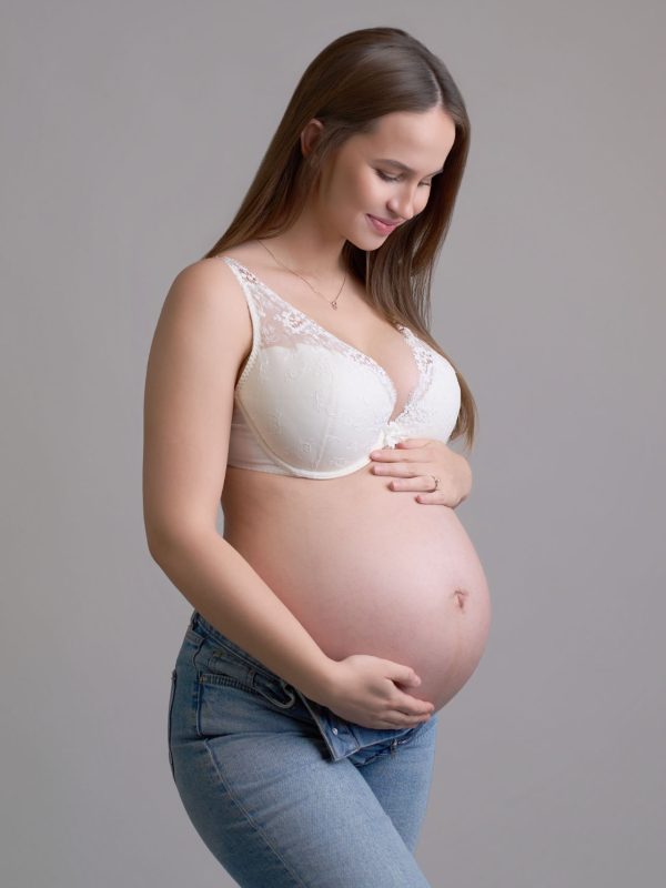 Gravid kvinde holder på sin mave